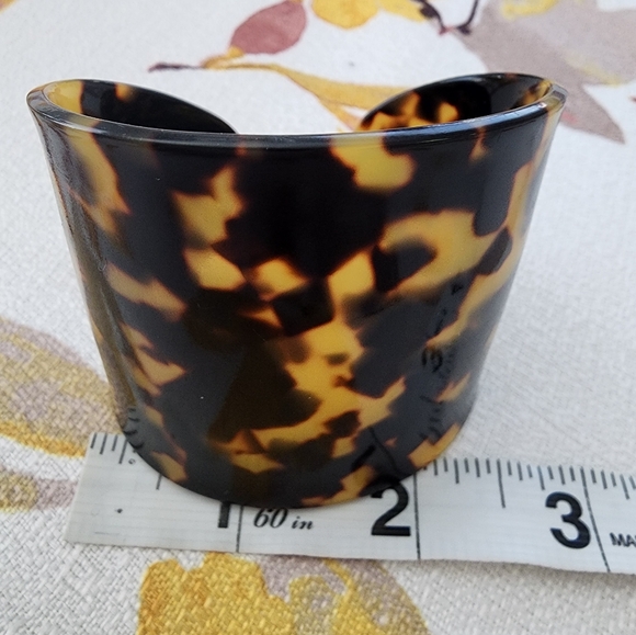 Tortoise Shell Wide Cuff - Picture 3 of 4